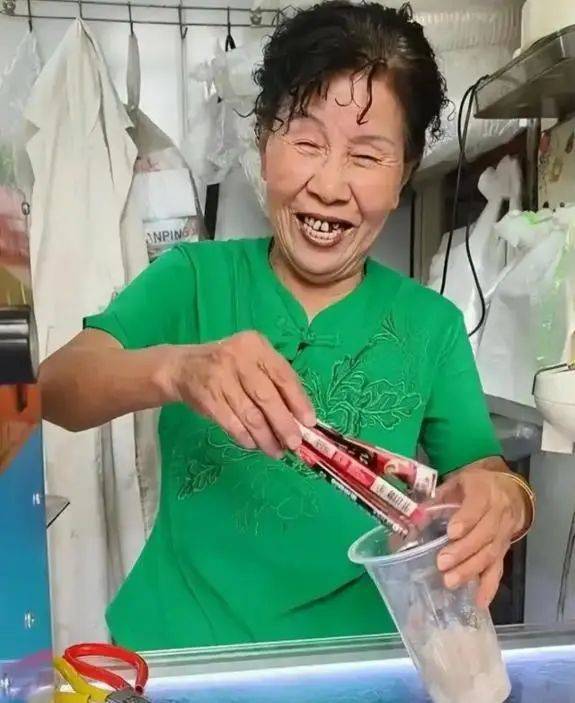 10元手冲“咖啡阿姨”：生意淡了快乐回来了不朽情缘平台网站从日销400杯到100杯！(图2)