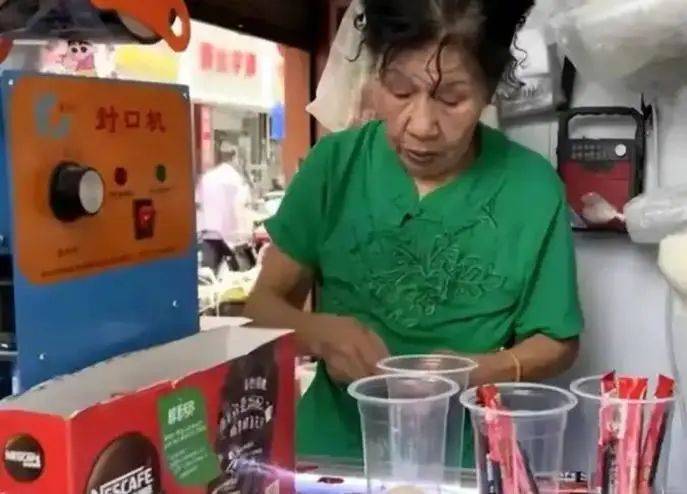 10元手冲“咖啡阿姨”：生意淡了快乐回来了不朽情缘平台网站从日销400杯到100杯！(图4)