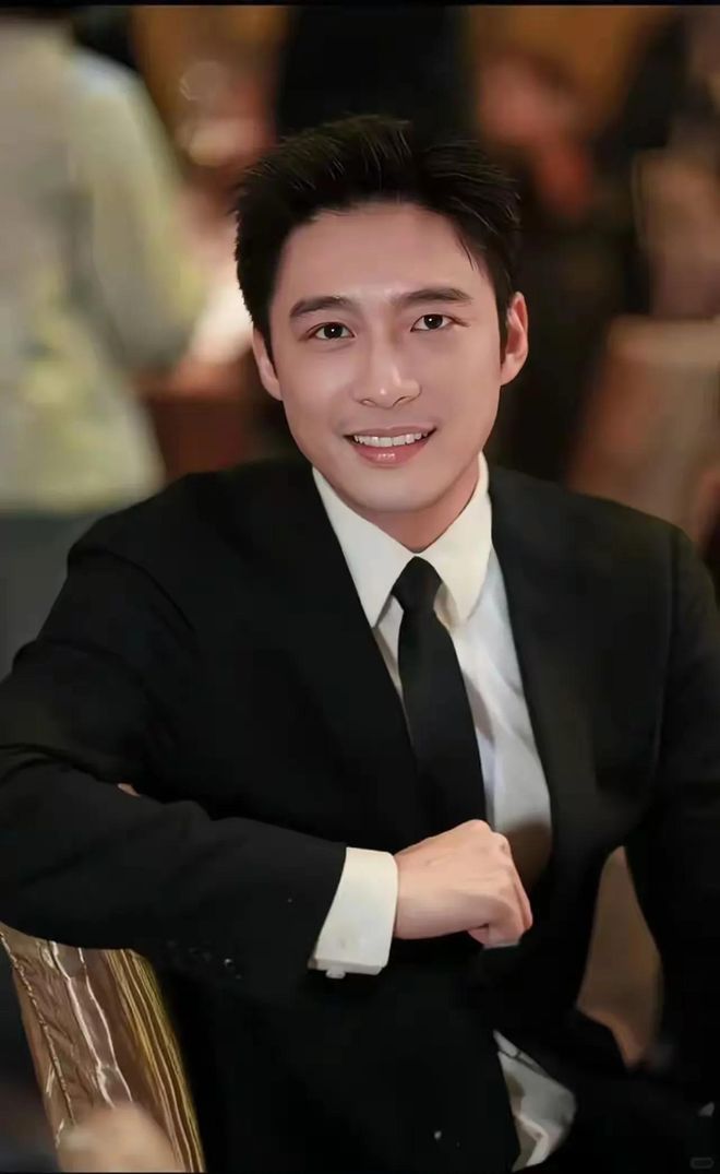 弟弟婚礼上如影随形女方曾签约男方公司不朽情缘手机网站霍启山疑与娜然交往在(图5) 弟弟婚礼上如影随形女方曾签约男方公司不朽情缘手机网站霍启山疑与娜然交往在(图5)