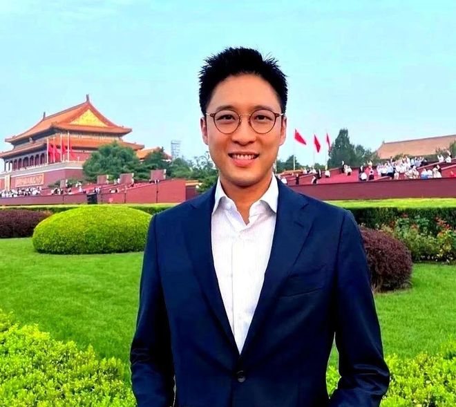 弟弟婚礼上如影随形女方曾签约男方公司不朽情缘手机网站霍启山疑与娜然交往在(图2) 弟弟婚礼上如影随形女方曾签约男方公司不朽情缘手机网站霍启山疑与娜然交往在(图2)