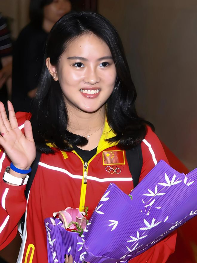 弟弟婚礼上如影随形女方曾签约男方公司不朽情缘手机网站霍启山疑与娜然交往在(图3)