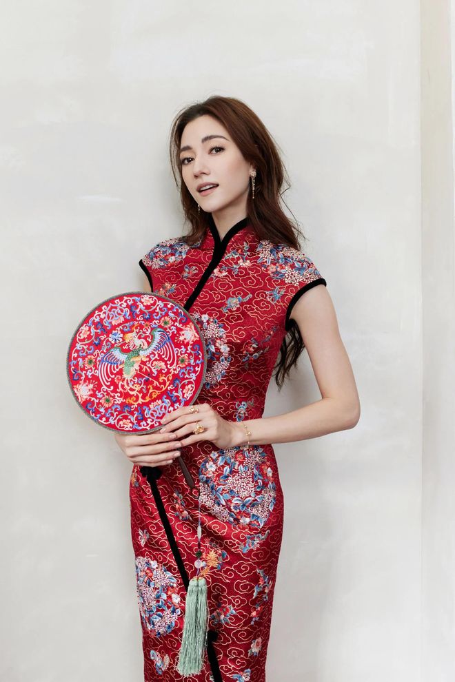 弟弟婚礼上如影随形女方曾签约男方公司不朽情缘手机网站霍启山疑与娜然交往在(图6) 弟弟婚礼上如影随形女方曾签约男方公司不朽情缘手机网站霍启山疑与娜然交往在(图6)